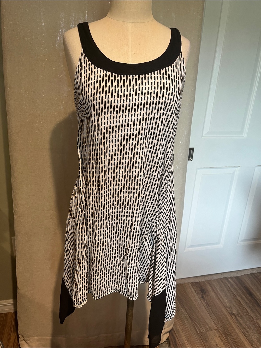 Sleeveless Black & White Patterned A-Line Beach Coverup